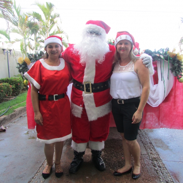 Chegada do Papai Noel em Nova Marilândia e entrega de Presentes.