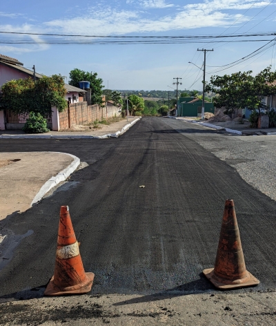 Aplicação de lama asfáltica nas ruas do bairro Vila Nova
