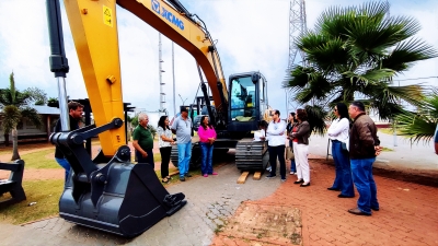 Prefeitura recebe escavadeira hidráulica para Agricultura Familiar.