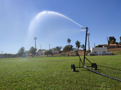 Irrigação do gramado no Mini-Estádio Municipal &quot;Manoel Rodrigues de Araújo&quot;