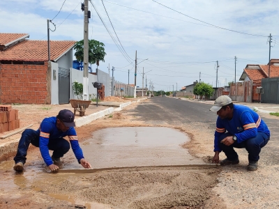 Tapando buracos na Rua das Bromélias, bairro Planalto.