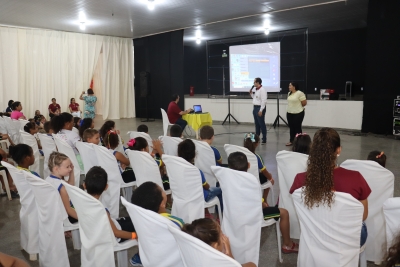 Prefeitura Municipal através das Secretarias de Assistência Social e de Educação, comemora nos dias 10 e 11/10, o dia das crianças com Cine.
