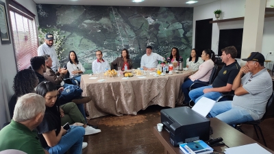 Reunião com Tetê Bezerra, vereadores e empresário sobre piscicultura.