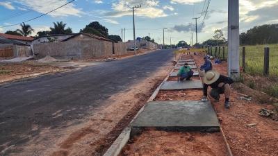 Construção de calçamento de cimento na Av. Marechal Rondon