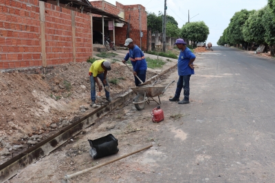 Construção de meios-fios, sarjetas  e calçadas na Rua das Azaleias.
